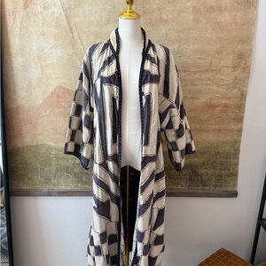 Magnolia Pearl Charcoal and White Geometric Cape